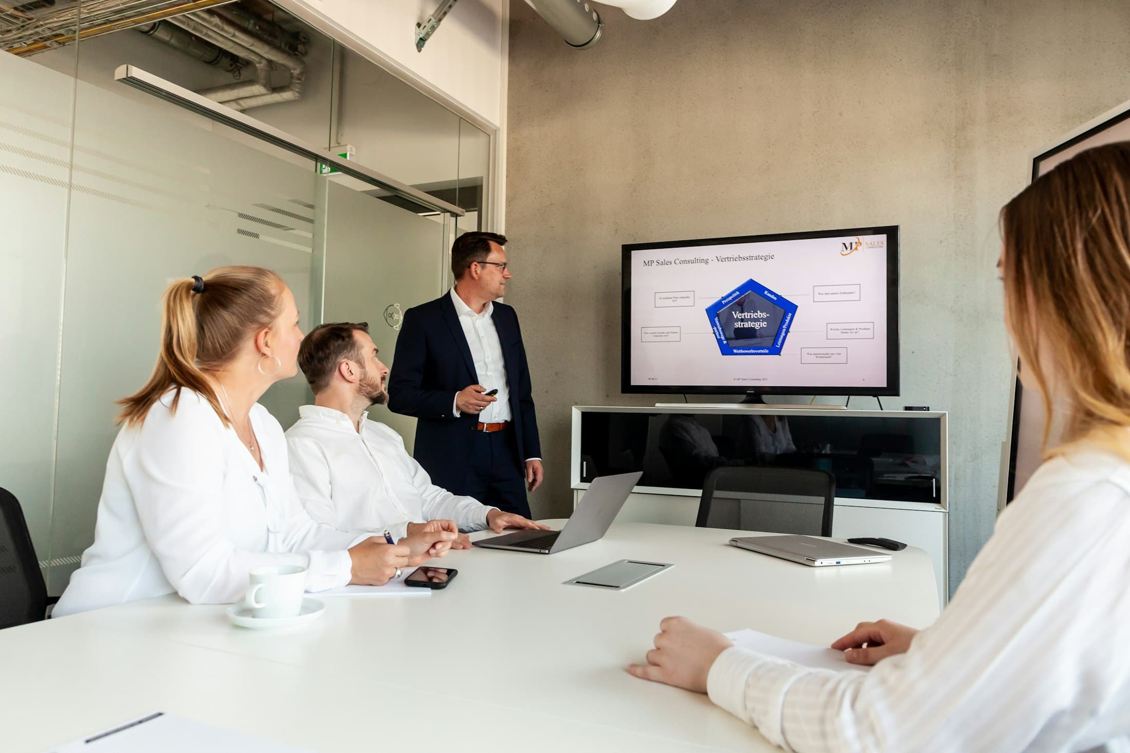 Réunion de cadrage stratégique dans un cabinet de conseil